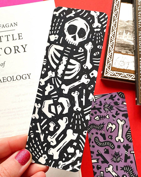 Discover the Skeleton Archaeology Bookmark – featuring double-sided skeleton and dig designs with a luxurious velvet matte coating. Perfect for history buffs and book lovers, this 14.8 x 5.2 cm bookmark is professionally printed in the UK!