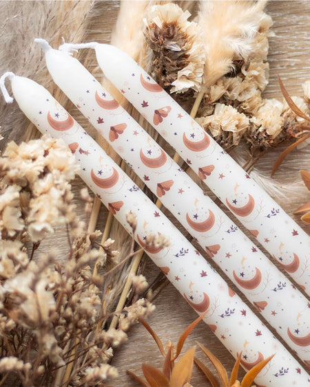 Harvest Moon Taper Candles – Styled Flat Lay
Flat lay of the three Harvest Moon taper candles surrounded by dried autumnal flowers and pampas grass on a rustic wooden background.
