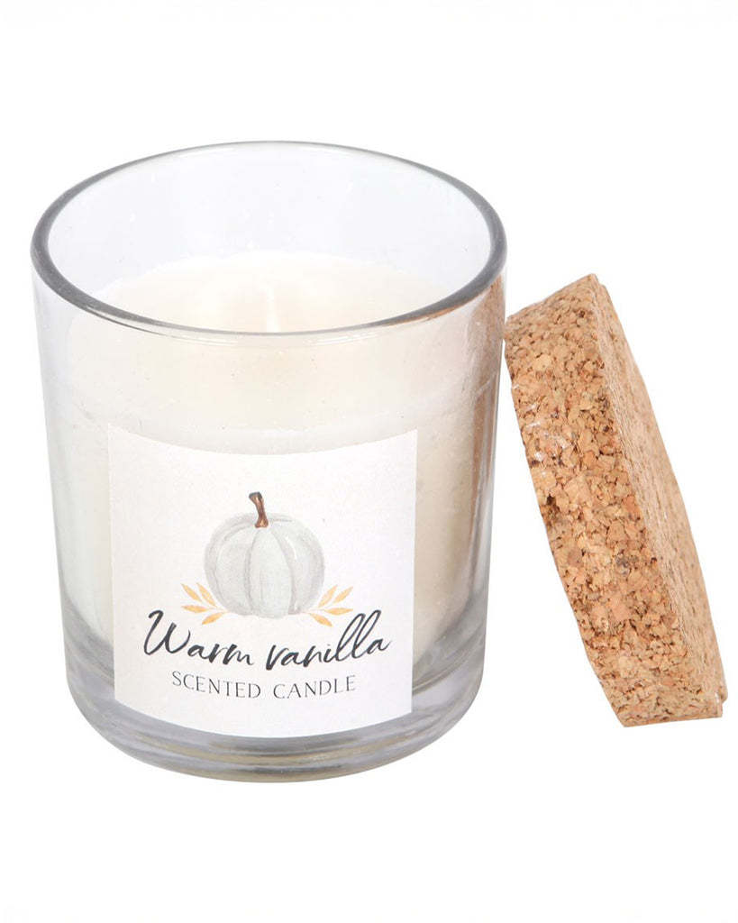 A Warm Vanilla scented candle in a clear glass jar with a natural cork lid. The creamy white wax and delicate label design evoke a sense of warmth and comfort. A must-have for autumn lovers who enjoy sweet, cosy fragrances.